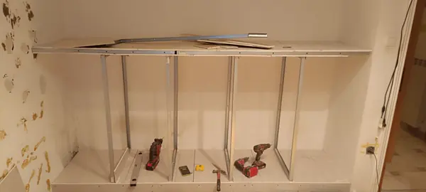 Konstrukcija garderobe iz profilov