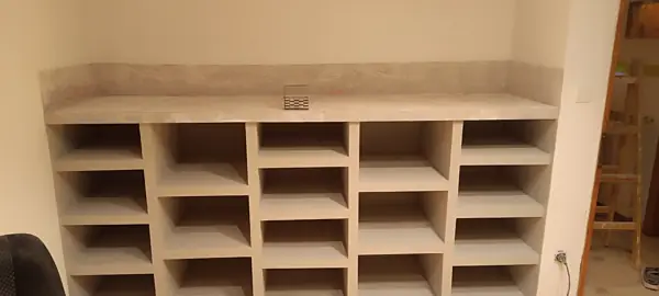Garderoba s predelki iz mavčnokartonskih plošč