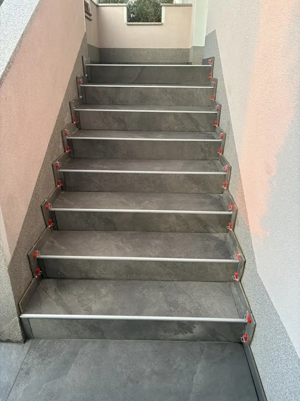 Alu robni profili na stopnicah