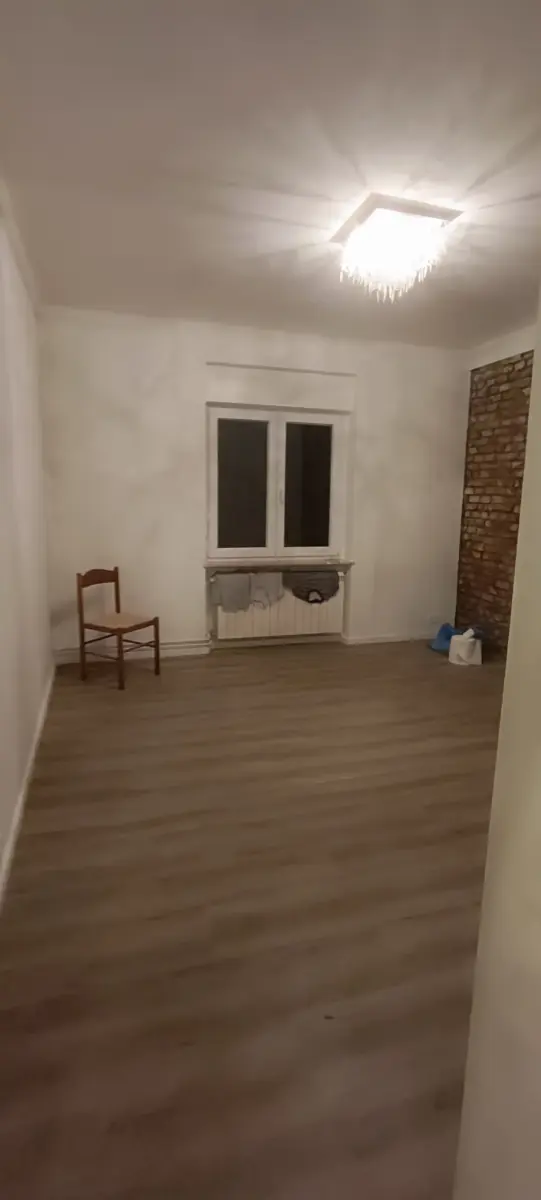 Prenovljena soba z opečno steno