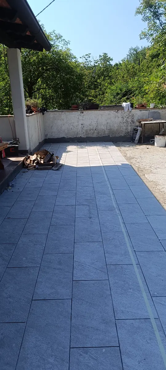 Terasa s ploščicami velikega formata